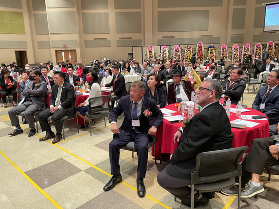 지난 4일 오후 둘루스 연합장로교회에서 회장 이취임식 참석자들이 썬 박 회장의 취임사를 듣고 있다.