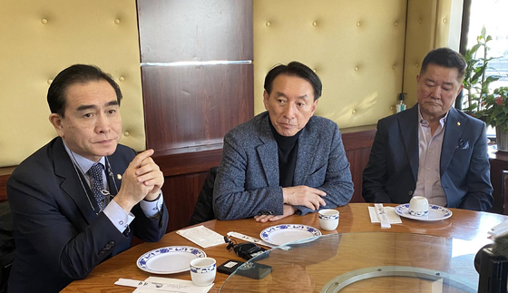 7일 기자간담회에서 국민의힘 김석기 국회의원(가운데)과 태영호 의원(왼쪽)이 재외선거 참여의 중요성에 대해 설명하고 있다. 뉴욕한인회 김영환 이사장이 함께 자리했다. 