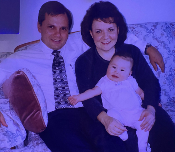카라 플레밍씨와 입양 부모.
