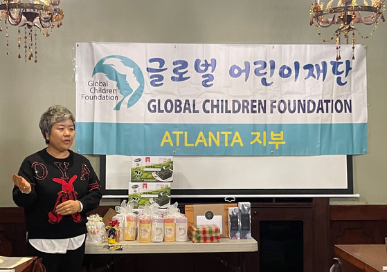 지난 12일 오후 둘루스에서 글로벌어린이재단 애틀랜타지부 박인순 회장이 협회가 진행한 사업을 소개하고 있다.