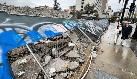  폭우가 내린 14일 LA한인타운의 한 건물 철거현장의 가림막이 강한 비바람에 쓰러져 있다. 김상진 기자