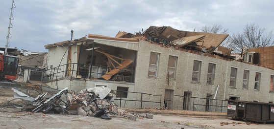 지난 11일 토네이도가 휩쓸고 간 테네시주 위클리 카운티 드레스덴시에 있는 마틴 한인회관이 무너졌다. [사진= 동남부한인회연합회]