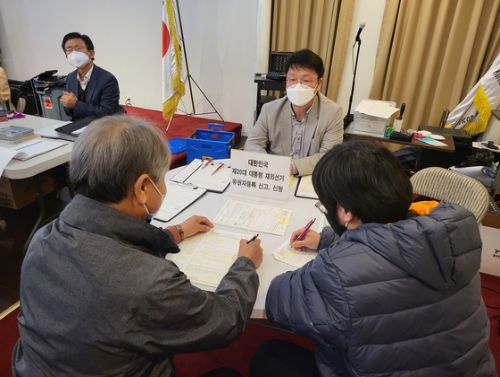 지난 16일 열린 샌디에이고 정기순회영사업무에서 재외선거관인 김범진(사진 중앙) 영사가 한 한인으로부터 한국의 제20대 대 대통령 재외선거 유권자 등록 접수를 받고 있다.