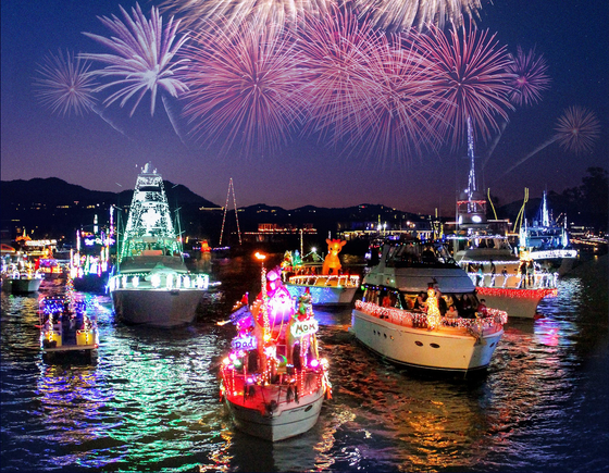 뉴포트비치 크리스마스 보트 퍼레이드의 오색 LED로 장식된 선박들. [행사 페이스북 캡처]