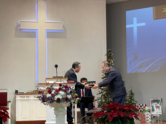 지난 20일 오전 둘루스 주님의 영광 교회에서 신동욱(왼쪽) 목사가 유희동 목사에게 감사패를 전달하고 있다.