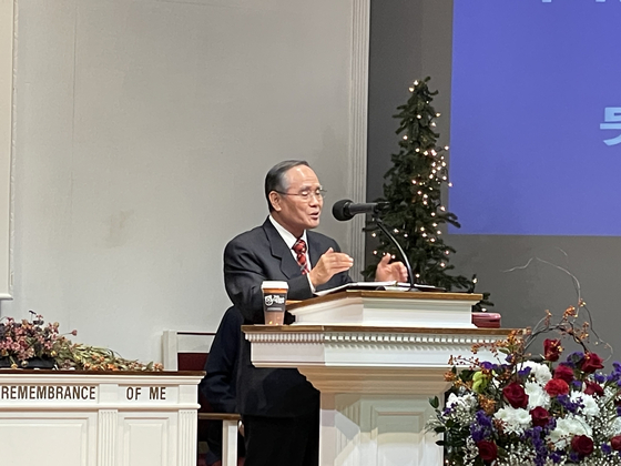 지난 20일 오전 둘루스 주님의 영광 교회에서 2022년 신임 회장인 신동욱 목사가 설교하고 있다.