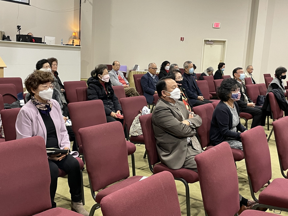 지난 20일 오전 둘루스 주님의 영광 교회에서 목사회 회원들이 설교를 듣고 있다.