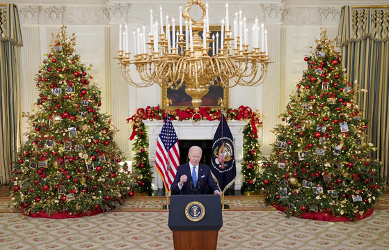 21일 조 바이든 대통령이 백악관에서 기자회견을 열고, 최근 오미크론 변이 확산 등 코로나19 대응 방안에 대한 대국민 담화를 발표하고 있다.  [로이터]