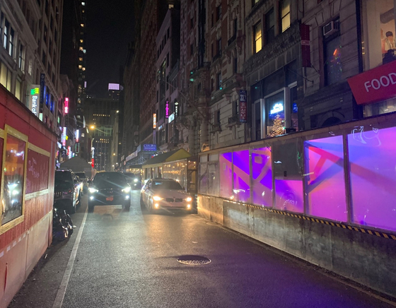 지난 21일 맨해튼 코리아타운 전경. 한인식당 옥외시설 때문에 좁아진 도로를 차들이 힘겹게 지나고 있다.