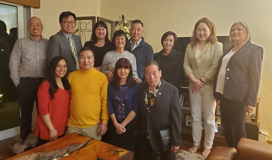 지난 14일 오로라 국제 자매도시(CEO 칼린 쇼브)의 한국위원회가 호건 위원장의 오로라 자택에서 송년회를 개최했다. 