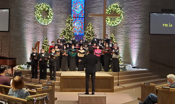 콜로라도 한인합창단의 크리스마스 공연이 지난 19일 오후 4시에 체리크릭 장로교회에서 열렸다. 