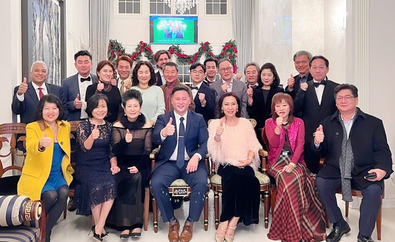 23일 김민선 학장(앞줄 오른쪽 세 번째) 자택에서 열린 후원모임에서 론 김 의원(앞줄 가운데)과 참석자들이 자리를 함께했다.  [사진 리즈마]