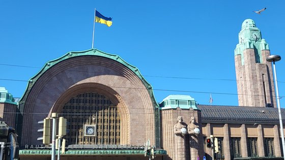 지난 6월 핀란드 헬싱키역에서 우크라이나 국기가 펄럭이고 있다. 여성국·이영근 기자 