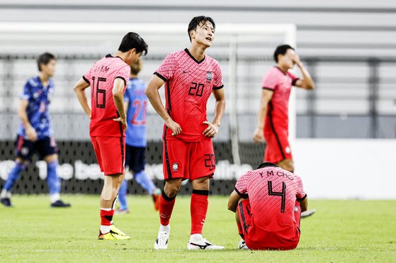 일본에 0-3으로 지고 낙담한 한국 선수들. [로이터=뉴시스]