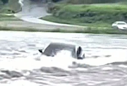 영월 남면 북쌍교를 건너던 차량이 강물에 휩쓸려 떠내려갔다. 사진 유튜브 캡처