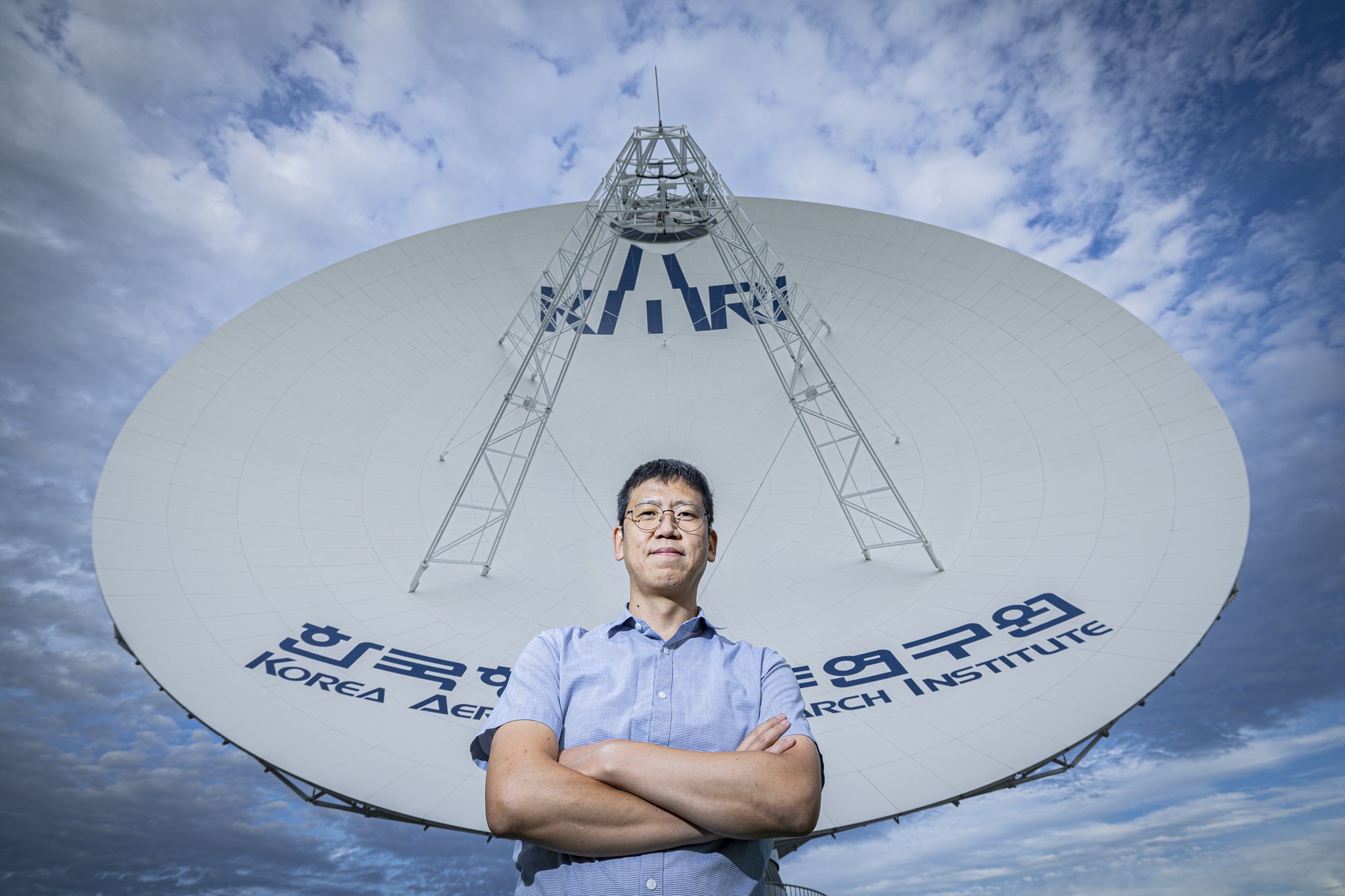 Deok-jong Park, pesquisador sênior do Instituto de Pesquisa Aeroespacial da Coréia, se reuniu em Yeoju no dia 22 e ficou na frente de uma antena do espaço profundo.  O Investigador Sênior Park foi responsável por áreas relacionadas a antenas nos últimos quatro anos do Projeto de Exploração da Lua Danuri.