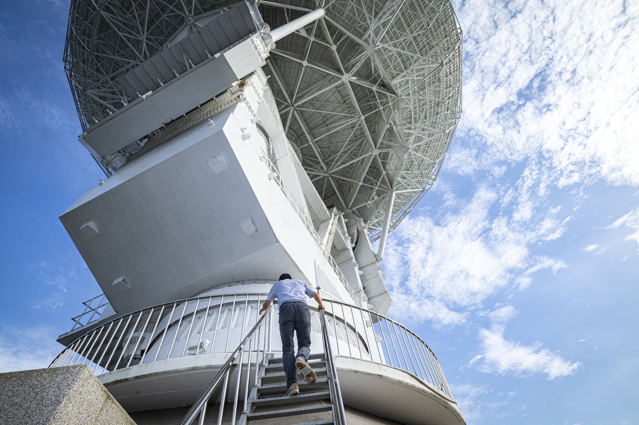 Deok-jong Park, o assistente permanente, sobe pelas escadas até o topo da antena do espaço profundo.  Este pesquisador vem fazendo pesquisa de antenas há 4 anos para o Projeto Danuri.