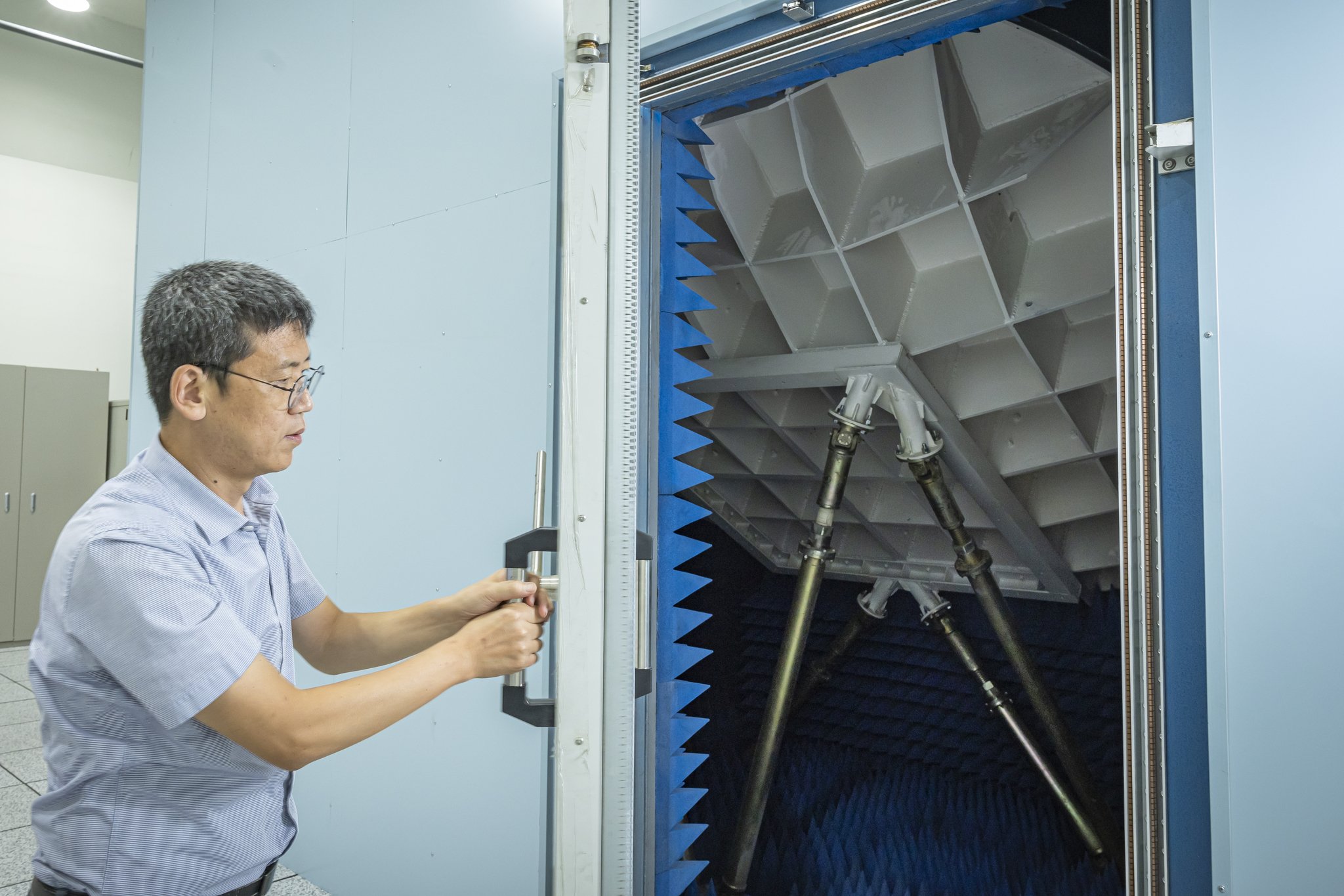     Deok-Jong Park, pesquisador sênior, abre as portas para equipamentos transceptores no Deep Space Antenna Center.  É aqui que as mensagens na forma de ondas de luz entram e saem.  Vários dispositivos eletrônicos estão intrinsecamente conectados em torno deste lugar. 