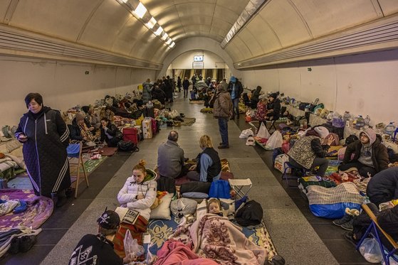 러시아군의 침공 일주일째인 2일(현지시간) 우크라이나 수도 키이우의 시민들이 지하철역을 방공호 삼아 노숙 생활을 이어가고 있다. EPA=연합뉴스