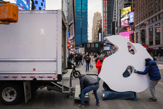 맨해튼 브로드웨이에서 인부들이 뮤지컬 ‘오페라의 유령’ 간판을 트럭에 싣고 있다.  [로이터]