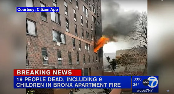 9일 오전 11시경 화재가 난 브롱스 아파트 건물에서 불길과 연기가 솟구쳐 나오고 있다. 이 화재로 이날 오후 5시 현재 어린이 9명을 포함해 최소 19명이 사망했다. [abc7NY 방송 캡처] 