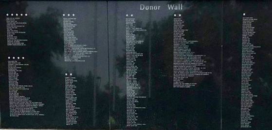 풀러턴 힐크레스트 공원에 설치된 한국전 참전 미군 용사 기념비 표지판 뒷면에 새겨진 500달러 이상 기부자 명단. 별의 숫자가 많을수록 기부한 금액이 많다. [건립위 제공]