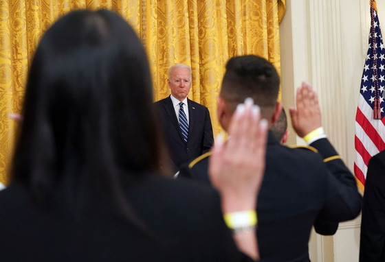 조 바이든 대통령이 백악관에서 시민권선서식을 주관하고 있다. 