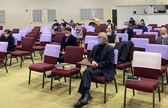 지난 18일 오후 둘루스 주님의 영광 교회에서 한인들이 애틀랜타한인독서클럽에 대한 설명을 듣고 있다. 
