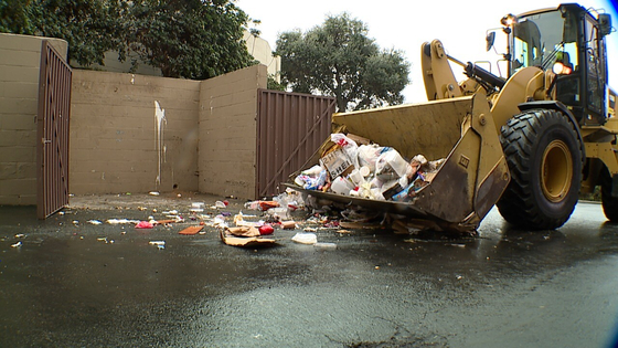 시공무원들이 투입돼 덤프스터에 쌓였던 쓰레기를 수거하고 있다.(출처: KGTV)