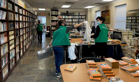 지난 19일 노크로스에 있는 애틀랜타한인회관 도서실에서 한인회 관계자들이 청소하고 있다. [사진= 한인회]