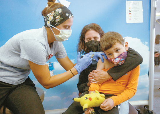 지난 3일 샌디에이고 아동병원에서 5세 소년이 백신 주사를 맞고 있다.