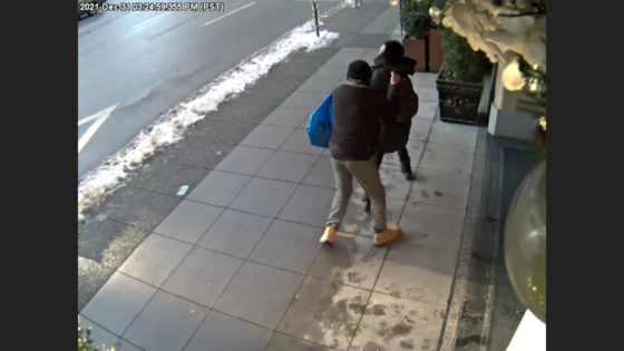 밴쿠버 경찰이 공개한 지난 12월 31일 다운타운에서 발생한 동아시아 여성에 대한 묻지마 공격 동영상 캡쳐