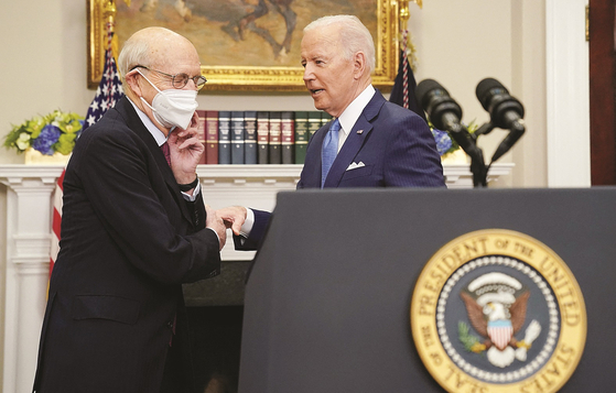 조 바이든 대통령(오른쪽)이 27일 퇴임을 발표한 스티븐 브라이어 연방대법관과 백악관에서 기자회견을 하고 있다.  [로이터]