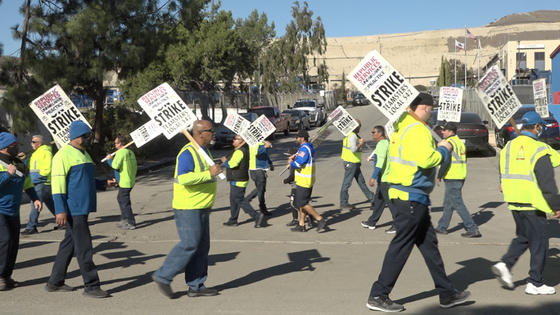 리퍼블릭 서비스사가 노동자들의 파업으로 인해 쓰레기 수거 서비스를 이행하지 하지 못했음에도 일부 고객들에게 비용을 청구해 논란이 되고 있다. 사진은 지난 한 달간 파업에 나섰던 노동자들의 시위 모습. [KGTV 제공]
