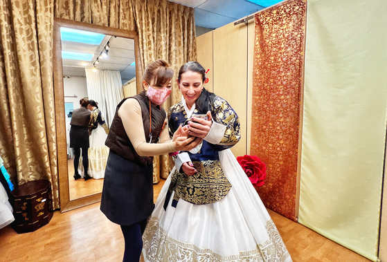 지난달 31일 한복을 입고 셀피를 찍은 이리나 안드레예바씨(사진 오른쪽)와이화고전방 로라 박 대표가 휴대폰에 담긴 사진을 보며 포즈에 관해 이야기를 나누고 있다. 김상진 기자