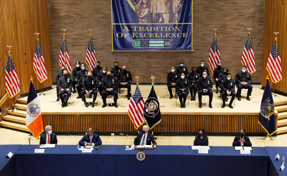 조 바이든 대통령(앞줄 가운데)이 3일 뉴욕을 방문해 캐시 호컬 뉴욕주지사(오른쪽 두 번째), 에릭 아담스 뉴욕시장(왼쪽 두 번째) 등과 총기범죄 대응에 대해 논의했다. 뉴욕행에 앞서 조 바이든 대통령은 주요 총격사건의 원인이 되고 있는 불법총기에 대한 단속을 강화하기 위한 조치를 발표했다. 맨해튼 뉴욕시경(NYPD) 본부에서 열린 ‘총기폭력전략파트너십’ 회의에서 바이든 대통령이 발언하고 있다. [로이터]