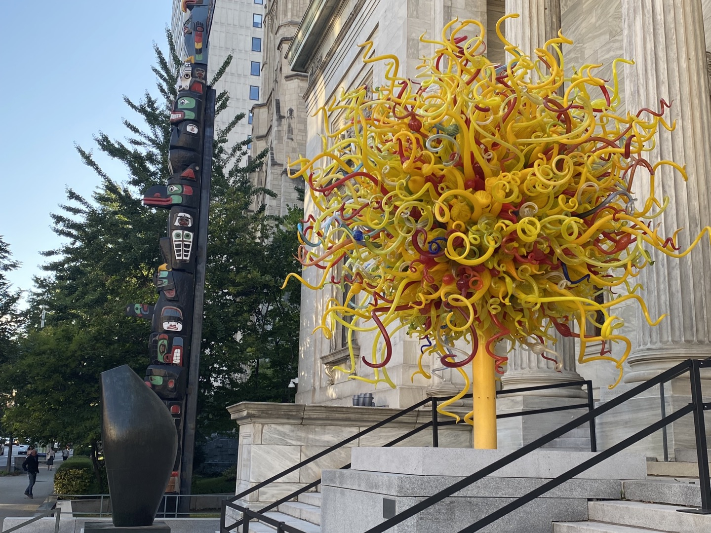 유리공예가 데일 치훌리의 대표 작품 ‘태양(The Sun)’이 설치된 몬트리올 미술관 입구.