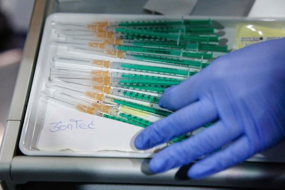 독일 의료진이 화이자·바이오엔텍 백신을 접종하기 위해 주사기를 준비하고 있다. 연합뉴스