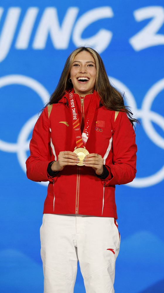 중국의 에일린 구가 지난 8일 2022 베이징 동계올림픽 스키 프리스타일 여자 빅에어 종목에서 금메달을 받은 후 활짝 웃고 있다.  [로이터]