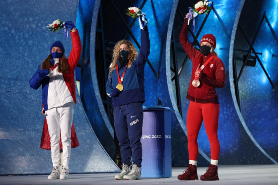 2022 베이징 겨울올림픽 미국 대표팀의 첫 금메달이 나왔다. 9일 중국 허베이성 장자커우의 겐팅 스노우파크에서 열린 여자 스노보드 크로스 결승에서 린지 재커벨리스(가운데)가 금메달을 목에 걸었다. 미국 대표팀은 대회 5일만에 첫 금메달을 획득하게 됐다. [로이터]