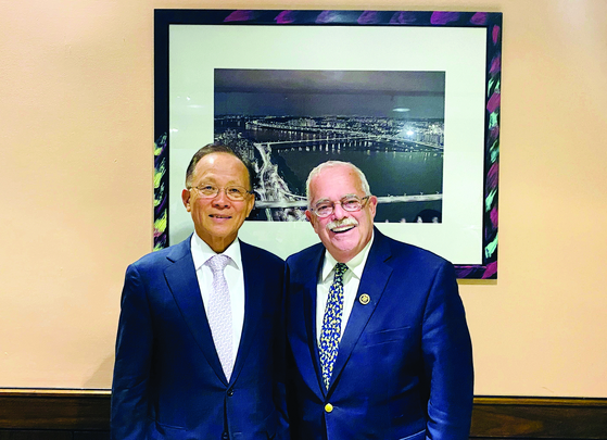 이수혁 주미 대사(왼쪽)이 작년 9월 한국인 취업비자 법안을 상정했던 제리 코넬리 하원의원(오른쪽)과 환담했다.