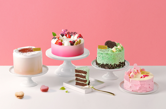 '뚜레쥬르'는 밸런타인데이 시즌을 기념하여 한정판 케이크와 마카롱 슈가쿠키 초콜릿딥딸기 등으로 구성된 'Love Sweet Love'컬렉션을 출시했다. 