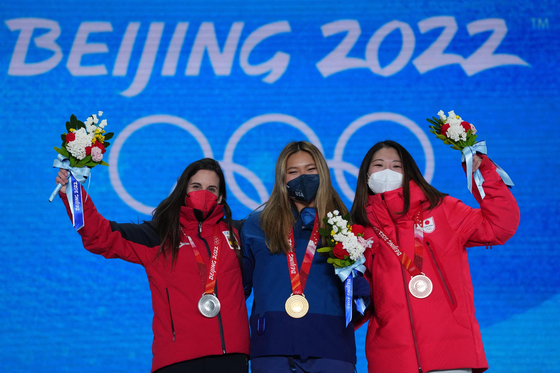 여자 스노보드 하프파이프 ‘올림픽 2연패’에 성공한 클로이 김(미국·가운데)이 10일 열린 시상식에서 은메달을 딴 케랄트 카스펠레(스페인·왼쪽), 동메달을 딴 도미타 세나(일본·오른쪽)와 기념 촬영을 하고 있다. [로이터]