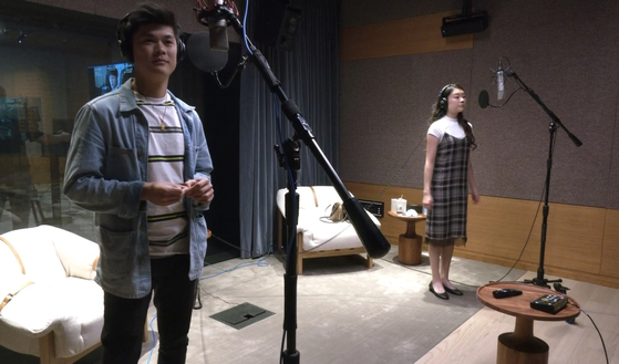 넷플릭스 할리우드 오피스에서 성우 해리슨 슈(왼쪽)와 빅토리아 그레이스가 '지금 우리 학교는' 오디오 녹음 작업을 하고 있다.