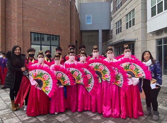 우리가락 한국문화예술원(원장 강은주·왼쪽)은 지난 12일 뉴저지주 메투첸타운에서 열린 설날 행사에 초청을 받아 한국의 부채춤과 모듬북을 선보여 따뜻한 주말에 모인 관객들의 큰 박수를 받았다. 이날 단원들의 공연은 한국의 아름다움과 기상을 보여준 행사라는 평가를 받았다. [우리가락 한국문화예술원]