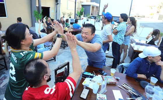 수퍼보울이 열린 13일 LA한인타운 맥주 전문점 '파운틴LA'에서 LA램스 팬들이 첫 터치다운에 환호하고 있다. 김상진 기자