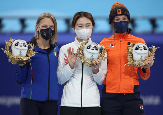 16일 2022 베이징 겨울올림픽 쇼트트랙 여자 1500m에서 금메달을 차지한 최민정(가운데). 최민정은 2018 평창 겨울올림픽에 이어 대회 2연패를 달성했다. [로이터]