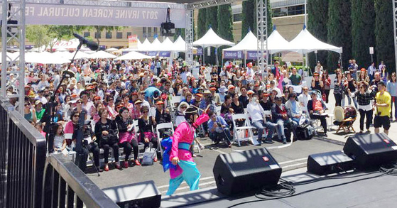 어바인 한국문화축제가 2년의 공백을 딛고 5월 14일 열린다. 사진은 팬데믹 이전 마스크 없이 즐겼던 축제 당시 광경. ［중앙 포토］ 
