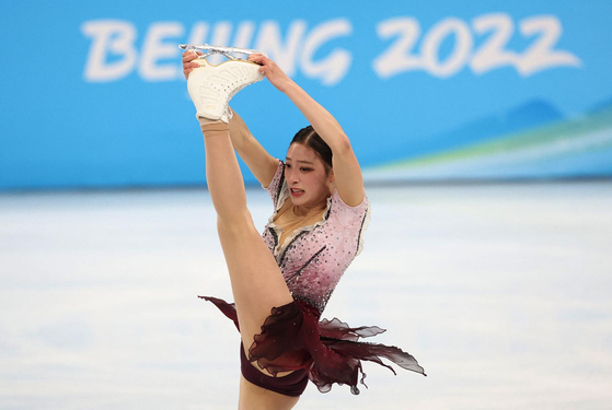 17일 중국 베이징 수도경기장에서 열린 2022 베이징 겨울올림픽 피겨스케이팅 여자 싱글 프리스케이팅 경기에서 유영이 영화 레미제라블 사운드트랙(OST) 음악에 맞춰 연기를 펼치고 있다. [로이터]