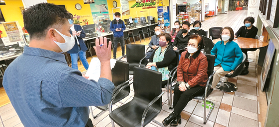 18일 로데오 갤러리아 쇼핑몰에서 열린 입주 상인 긴급회의에서 업주들이 과도한 렌트비 인상을 규탄하고 있다. 김상진 기자